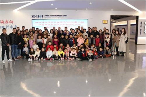 江北外國語學校2018屆106班學生在家長和老師的陪同下參加物聯(lián)網產業(yè)園社會實踐