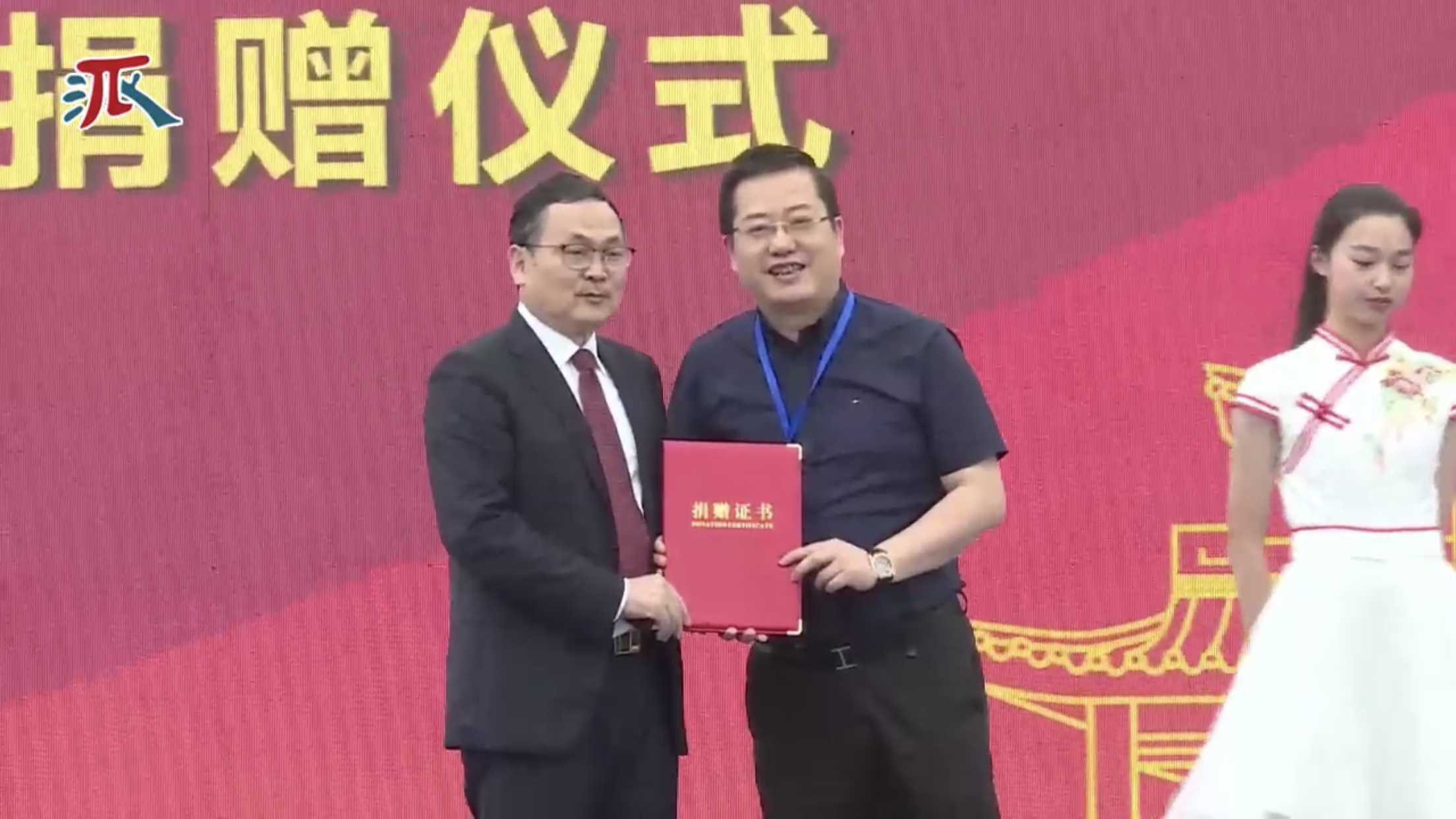 董事長(zhǎng)柯建東先生向母校鎮(zhèn)海中學(xué)捐贈(zèng)2000萬(wàn)元設(shè)立“柯力獎(jiǎng)教基金”