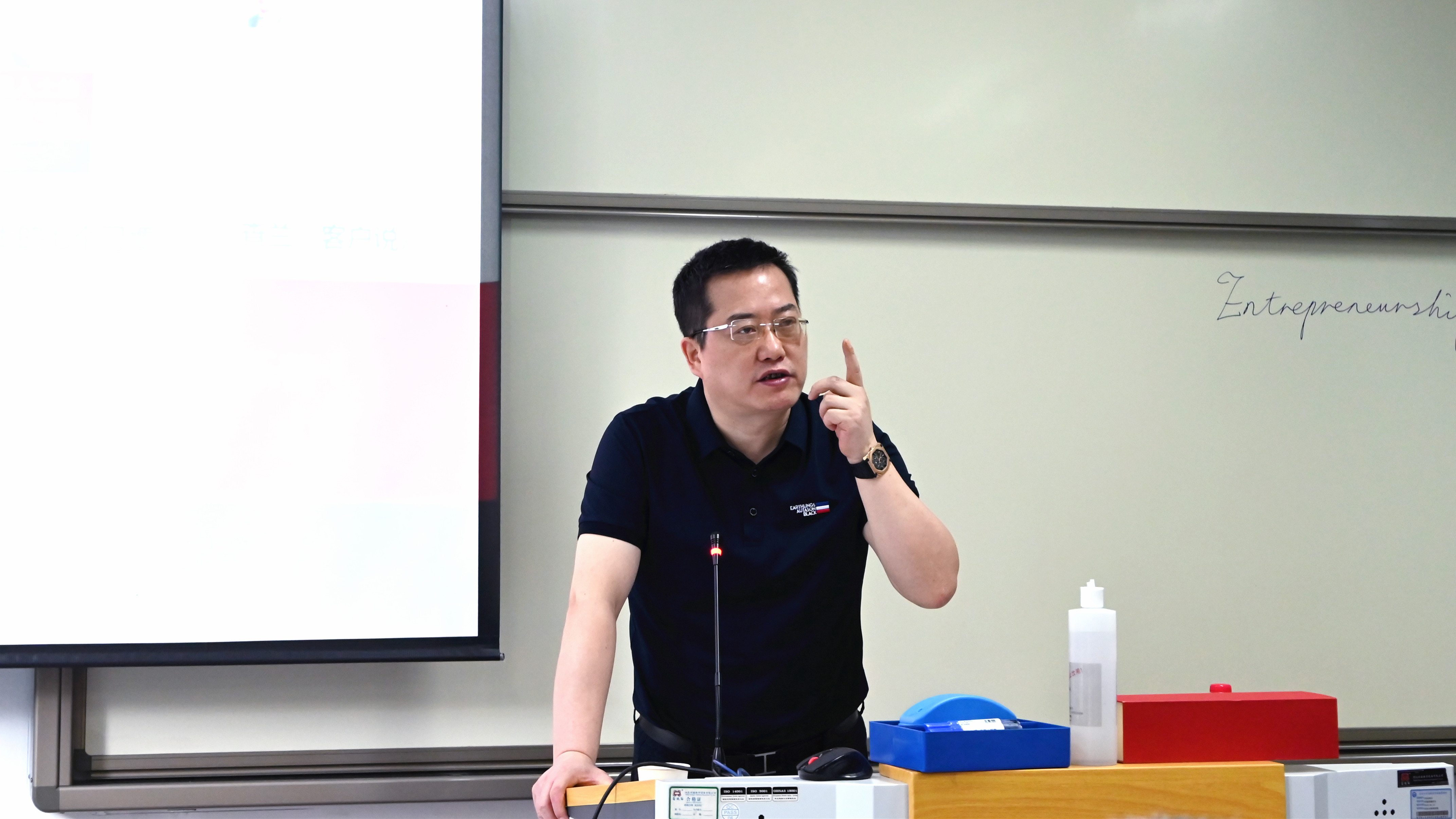 集團董事長柯建東先生受邀為武漢大學《企業(yè)家論壇》授課