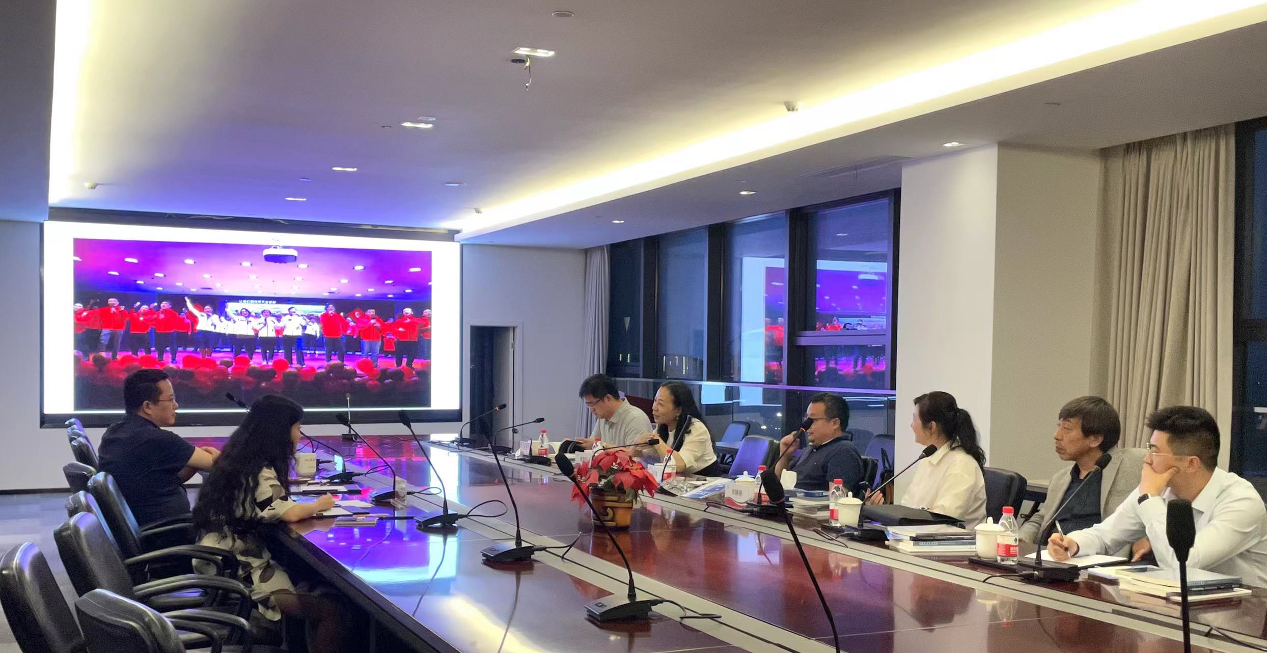 武漢大學(xué)經(jīng)管學(xué)院姜星莉書(shū)記一行與武大校友企業(yè)家蒞臨柯力參觀交流