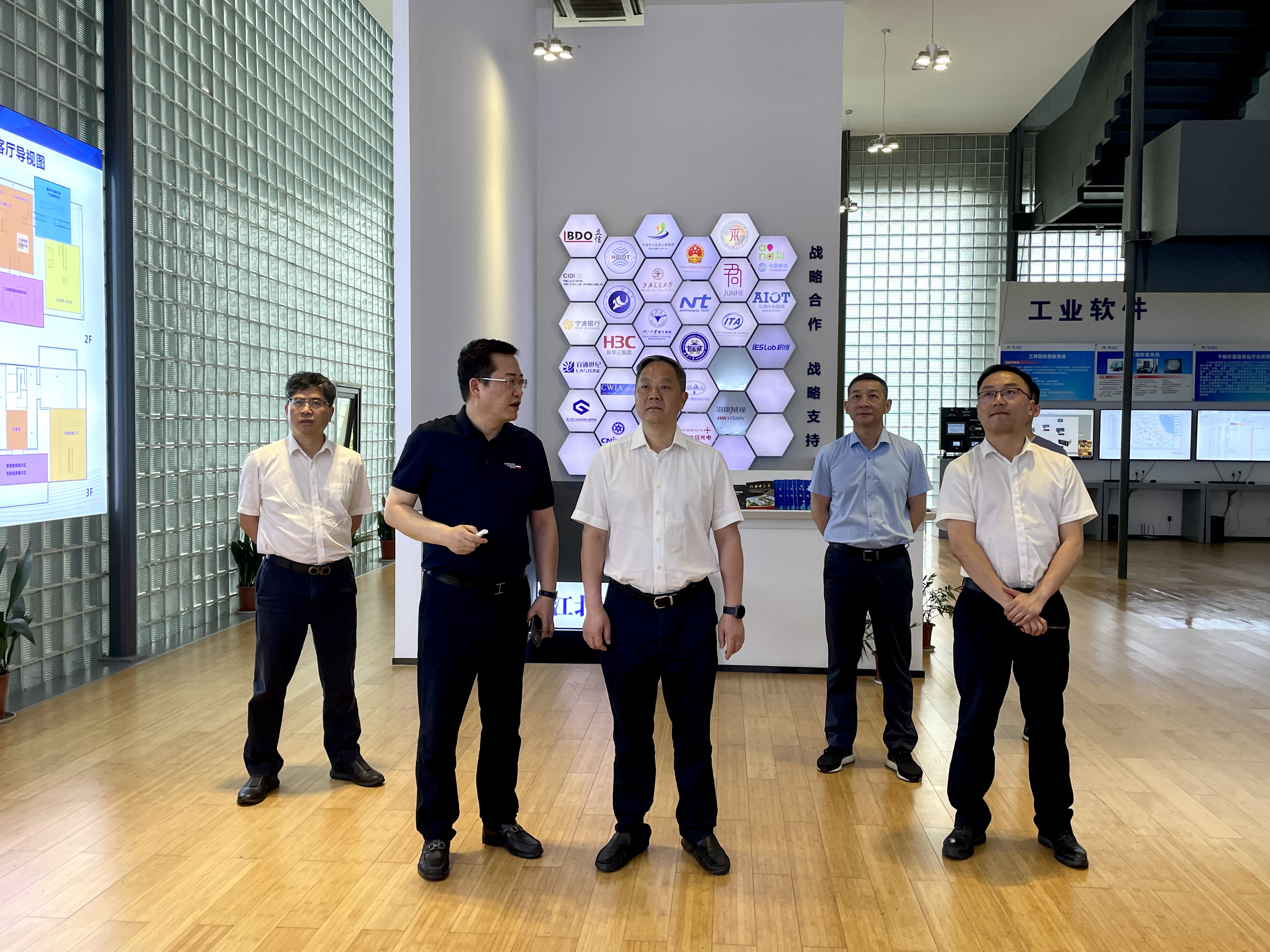 寧波市政府黨組成員、經(jīng)濟(jì)技術(shù)開(kāi)發(fā)區(qū)主任奚明一行蒞臨我司開(kāi)展主題教育專題調(diào)研活動(dòng)